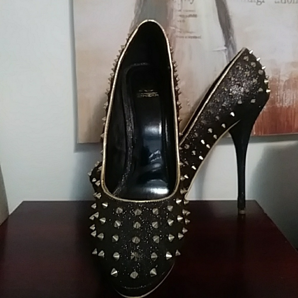 Shoes - Picture 2 of 3